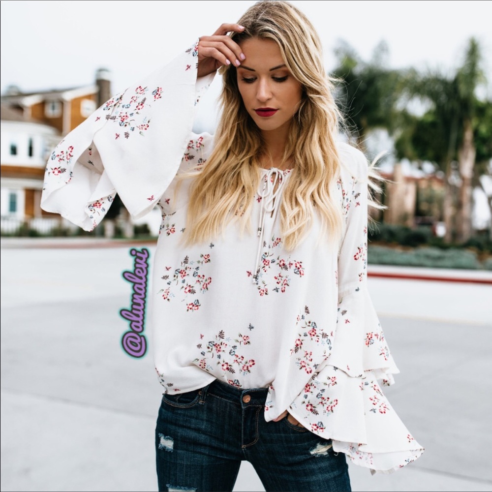 ❗️Sale ❗️ ' Floral Printed Flare Sleeve Blouse - Picture 2 of 8
